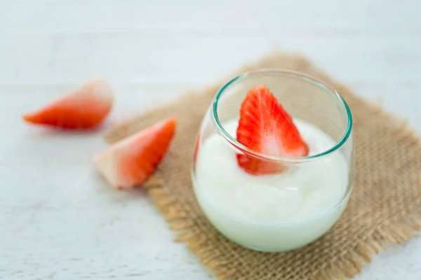 Yogourt saveur originale avec fraise fraîche en verre clair sur w — Photo