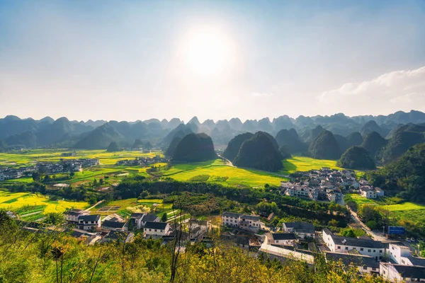 Wanfenglin National Geolo'da kolza çiçeği tarlası ve köyleri