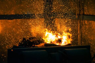 Karanlık ve soyut arkaplanda Bokeh ile alevler ve ateş kıvılcımları