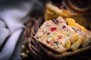 Taze kesilmiş ev yapımı meyveli kek ve sulu şekerli meyveler.