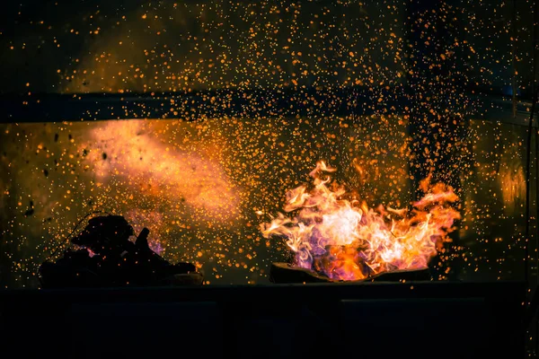 Полум Полум Боке Палаючого Вугілля Темному Абстрактному Фоні — стокове фото