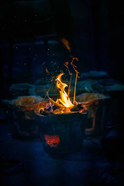 Hand Aan Passen Brandende Houtskool Voor Het Koken Met Vlam — Stockfoto