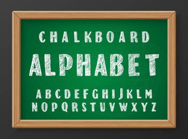 Yeşil gerçekçi karatahtaya Latin alfabesinin büyük harflerini elle çizilmiş tebeşirler.