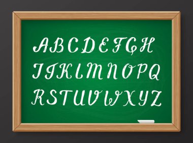 Yeşil gerçekçi karatahta üzerine Latin alfabesinin el çizimi kaligrafik büyük harfleri