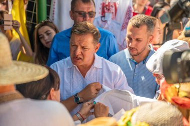 Poltava, Ukrayna - 22 Ağustos 2018: Radikal Parti lideri, Verkhovna milletvekili Rada Oleg Lyashko, Poltava bölgesi Velyki Sorochyntsi köy bölgesinde Sorochensky Fuarı 'nda halka sesleniyor