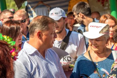 Poltava, Ukrayna - 22 Ağustos 2018: Radikal Parti lideri, Verkhovna milletvekili Rada Oleg Lyashko, Poltava bölgesi Velyki Sorochyntsi köy bölgesinde Sorochensky Fuarı 'nda halka sesleniyor