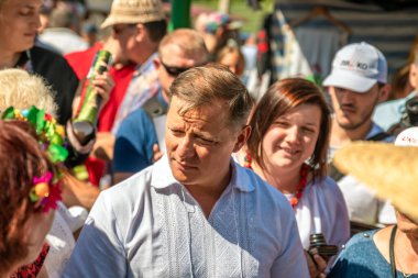 Poltava, Ukrayna - 22 Ağustos 2018: Radikal Parti lideri, Verkhovna milletvekili Rada Oleg Lyashko, Poltava bölgesi Velyki Sorochyntsi köy bölgesinde Sorochensky Fuarı 'nda halka sesleniyor