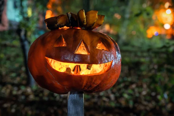 Symbole souriant de citrouille de la fête d'Halloween qui se tient la nuit.Jack-o-lantern. Halloween fond festif — Photo