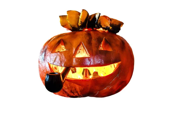 Sonriente calabaza símbolo de la fiesta de halloween sosteniendo una pipa para fumar tabaco en la boca. Rostro aislado en blanco. — Foto de Stock