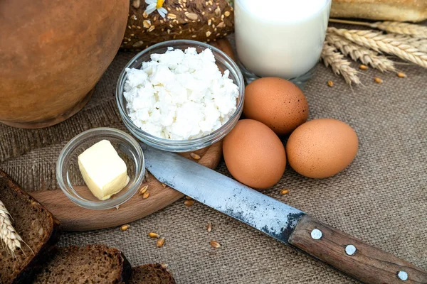 Alimentos Orgánicos Leche Pan Huevos Queso Mantequilla Cuchillo Acostado Mesa — Foto de Stock