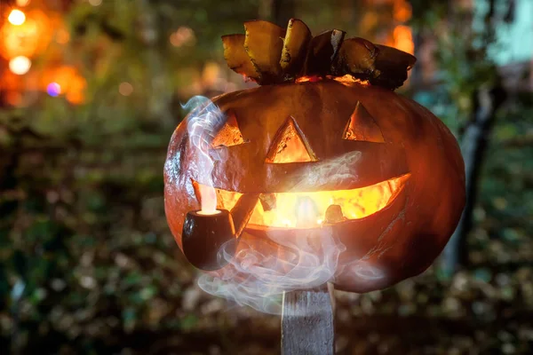 Sonriente Calabaza Símbolo Fiesta Halloween Sosteniendo Una Pipa Para Fumar — Foto de Stock