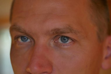 Bir adam orta yaş portresi.