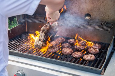 Marine edilmiş kuzu eklem ve sığır eti burger bir barbekü yemek