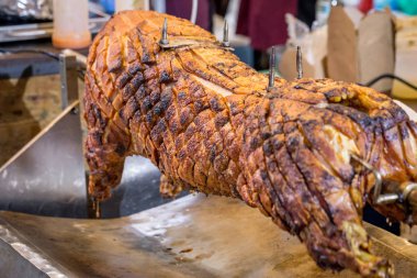 Bir şişte kızartılmış domuz üzerinde bir piyasa ahır görmek