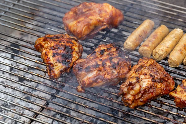 Marinerad Kycklingbitar Och Vegetariska Korvar Som Tillagas Grill — Stockfoto