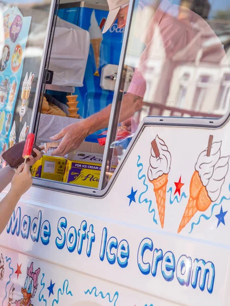 Kunde Kauft Eis Und Übergibt Geld Den Verkäufer Eines Eiswagens — Stockfoto