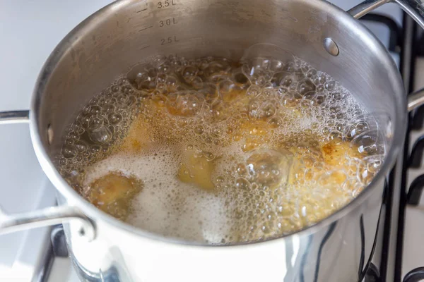 Kastrull Med Potatis Tillagning Kokande Vatten — Stockfoto