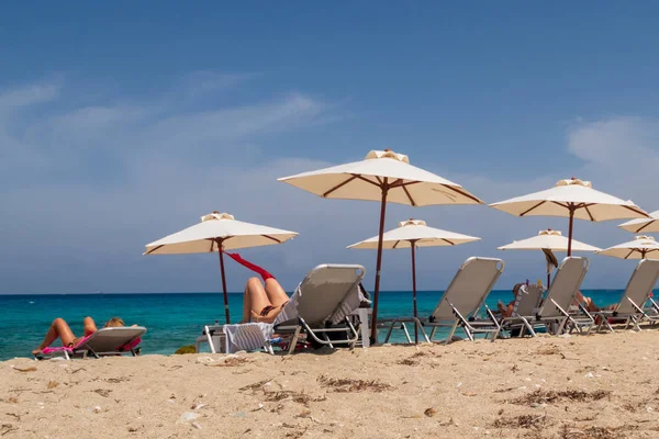 Tourists Relaxing Sunlounger Beach Lefkada Island Greece — Stock Photo, Image