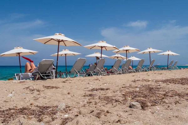 Tourists Relaxing Sunlounger Beach Lefkada Island Greece — Stock Photo, Image