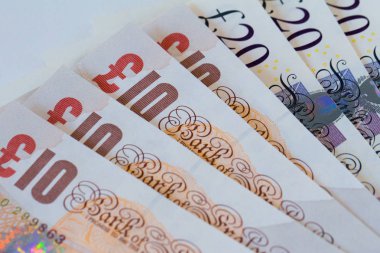 Bir ürün yelpazesine on ve Yirmi Lirası notları (sterling)