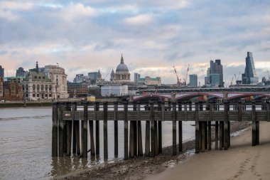 Londra'nın finans manzarası Kraliçe'nin yürüyüş, South Bank haliyle Walkie Talkie, Cheesegrater, Tower 42 gökdelenler ve St Paul Katedrali featuring