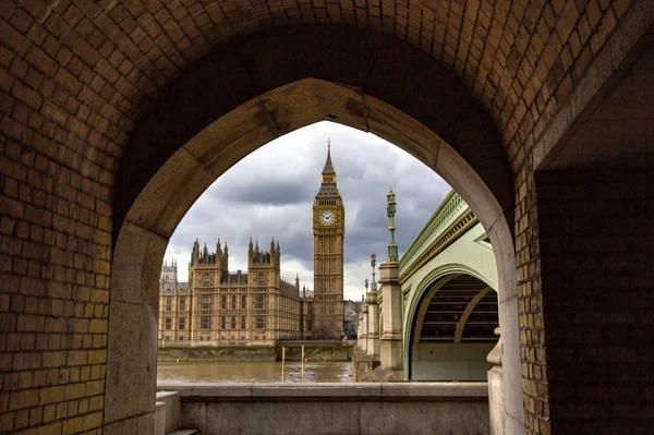 Londra, İngiltere - 30 Mart 2016: Big Ben, Kraliçe Elizabeth Kulesi ve Westminster Bridge Thames Nehri'nin güneyindeki bir taş kemer tarafından çerçeveli. London, Büyük Britanya