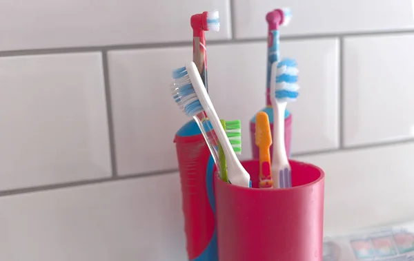Variety Toothbrushes Including Electric Toothbrushes Bathroom Setting — Stock Photo, Image