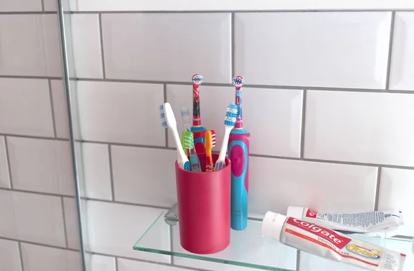 London England Mar 2018 Variety Tootbrushes Including Electric Toothbrushes Colgate — Stock Photo, Image