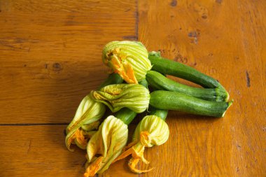 Kabak (Kabaklari) ahşap mutfak masasında düzenlenmesi