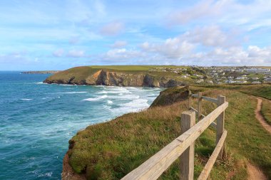 Newquay yakınındaki Atlantik Sahili boyunca South West Coast yolundan Mawgan'da Porth, Kuzey Cornwall bir manzara görünümünü