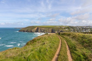 Newquay yakınındaki Atlantik Sahili boyunca South West Coast yolundan Mawgan'da Porth, Kuzey Cornwall bir manzara görünümünü