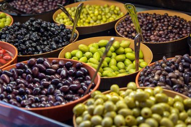 Kase St Lawrence Market, Toronto, Kanada bir ahır ekranda yeşil ve siyah zeytin