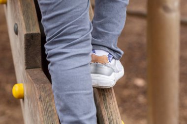 Genç bir çocuk, ahşap tırmanma çerçeve Battersea Park, Londra