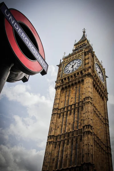 Big Ben ve Londra Metro işaret rengi