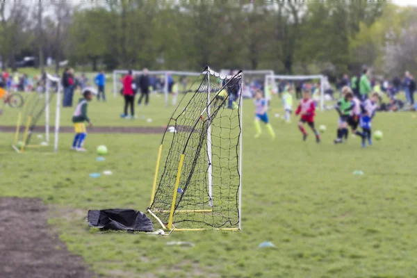 Barn Som Spelar Fotboll Parken — Stockfoto