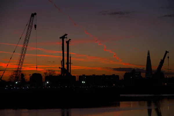 Bir Gün Batımı Cityscape Uçak Yollar Ile Turuncu Bir Gökyüzü — Stok fotoğraf