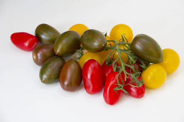Eine Vielzahl Von Mehrfarbigen Tomaten Auf Weißem Hintergrund — Stockfoto