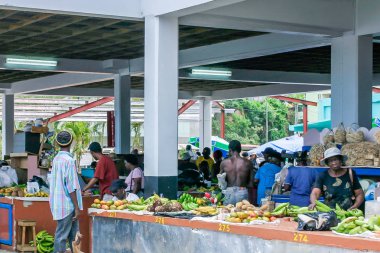 Castries, St Lucia - Haziran 09 2007: alışveriş egzotik meyve ve sebze sunulan tropikal sokak pazarları Castries, Saint Lucia, tarama. Bu tarım piyasalarının St Lucia taze ürünler büyük tedarikçisi vardır.