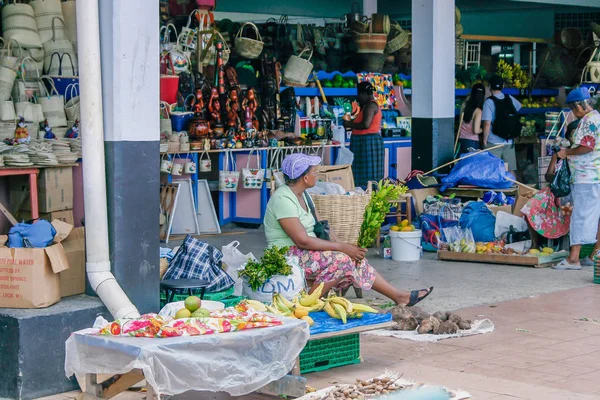 Castries, St Lucia - Haziran 09 2007: alışveriş egzotik meyve ve sebze sunulan tropikal sokak pazarları Castries, Saint Lucia, tarama. Bu tarım piyasalarının St Lucia taze ürünler büyük tedarikçisi vardır.