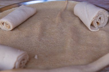 Injera, Teff unundan yapılmış bir ekşi hamurlu ekmek. Etiyopya, Eritre, Somali ve Cibuti 'nin ulusal yemeğidir.