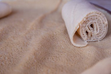Injera, Teff unundan yapılmış bir ekşi hamurlu ekmek. Etiyopya, Eritre, Somali ve Cibuti 'nin ulusal yemeğidir.