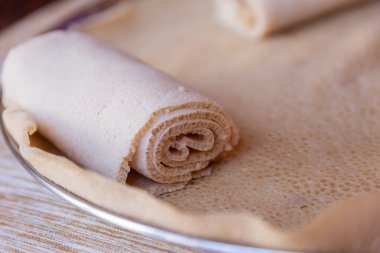 Injera, Teff unundan yapılmış bir ekşi hamurlu ekmek. Etiyopya, Eritre, Somali ve Cibuti 'nin ulusal yemeğidir.