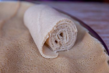 Injera, Teff unundan yapılmış bir ekşi hamurlu ekmek. Etiyopya, Eritre, Somali ve Cibuti 'nin ulusal yemeğidir.