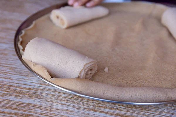 Injera, Teff unundan yapılmış bir ekşi hamurlu ekmek. Etiyopya, Eritre, Somali ve Cibuti 'nin ulusal yemeğidir.