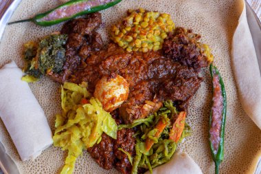 Injera tavuk ve yumurta Doro Wat, Chahrazad, sebze ve mercimek ile servis. Injera, Etiyopya, yerel yemeğiniyiyormuşsun teff unundan yapılmış bir hamur mayası gözleme olduğunu.