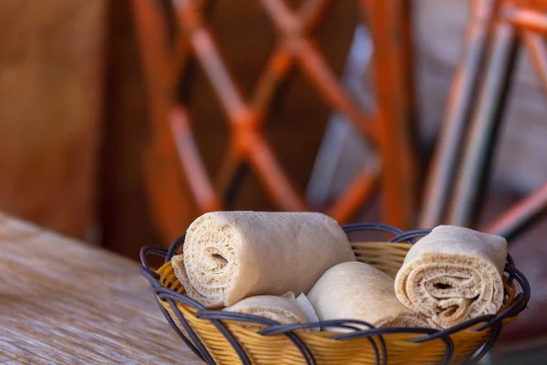 Injera bir hizmet kase ve rulo. Injera teff unundan yapılmış bir hamur mayası gözleme olduğunu. Etiyopya, Eritre, Somali ve Cibuti Ulusal yemektir