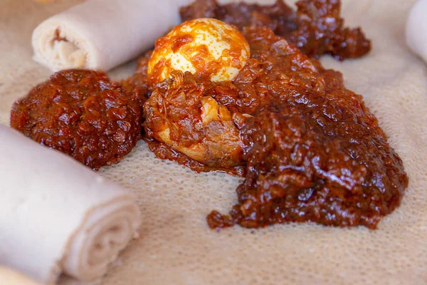 Injera tavuk ve yumurta Doro Wat ile servis. Injera teff unundan yapılmış bir hamur mayası gözleme olduğunu. Etiyopya, Eritre, Somali ve Cibuti Ulusal yemektir