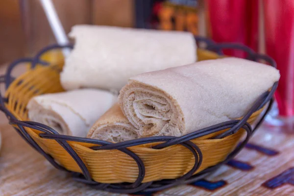 Injera bir hizmet kase ve rulo. Injera teff unundan yapılmış bir hamur mayası gözleme olduğunu. Etiyopya, Eritre, Somali ve Cibuti Ulusal yemektir