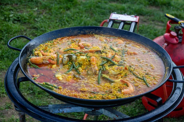 Uma Grande Panela Paella Frutos Mar Sendo Preparada Livre — Fotografia de Stock