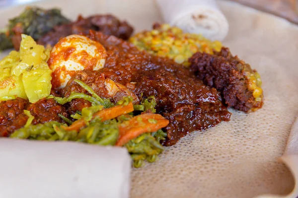 Injera tavuk ve yumurta Doro Wat, Chahrazad, sebze ve mercimek ile servis. Injera, Etiyopya, yerel yemeğiniyiyormuşsun teff unundan yapılmış bir hamur mayası gözleme olduğunu.